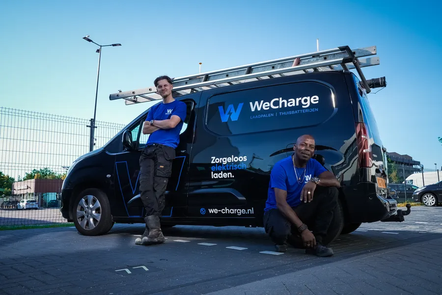 Twee WeCharge monteurs bij de bedrijfsbus