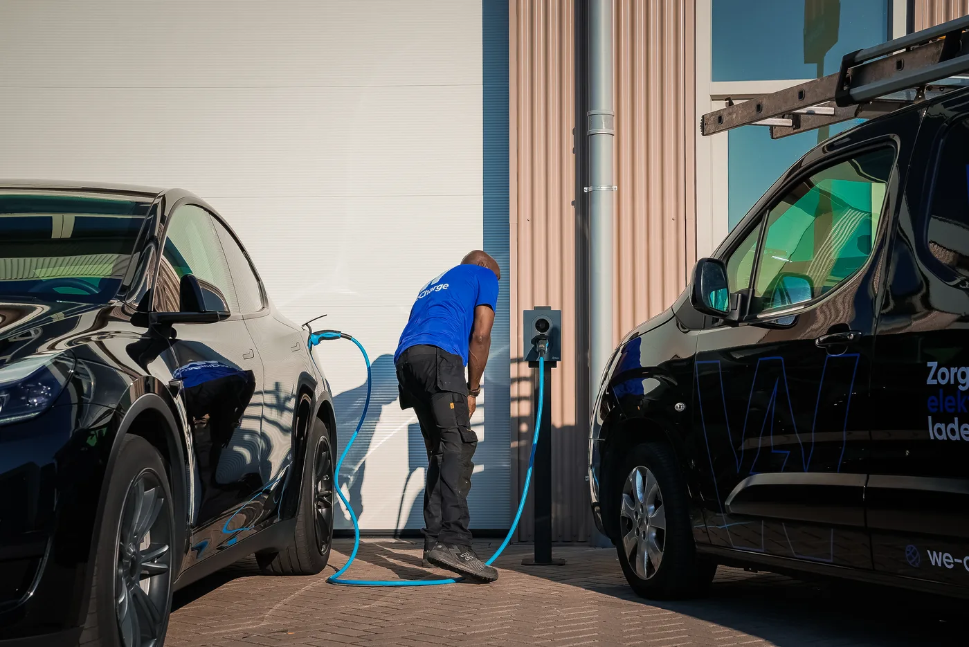 WeCharge monteur installeert een Zaptec laadpaal